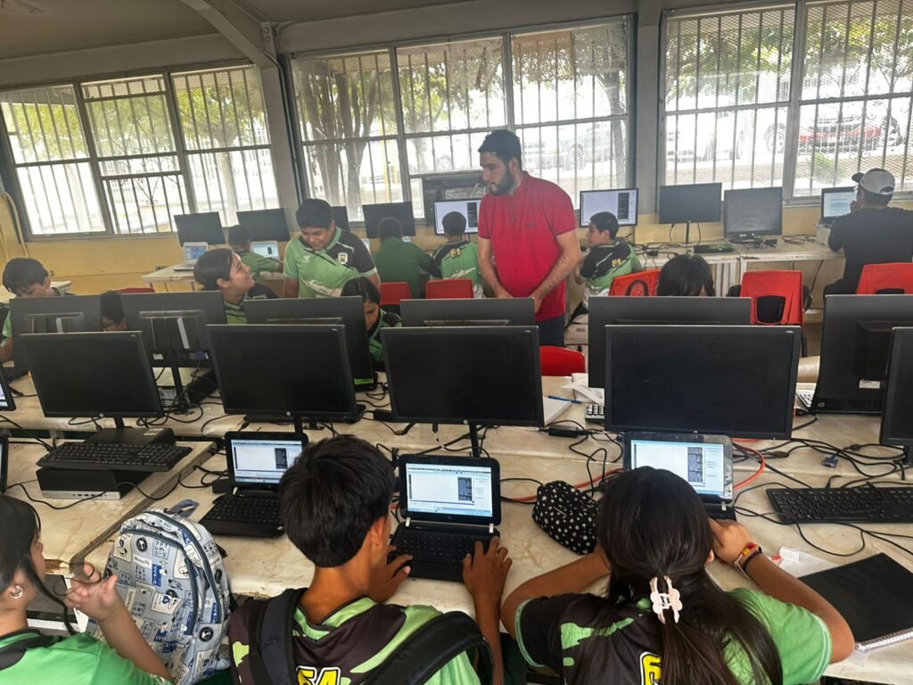 Inicio de proyecto de robótica para jóvenes de secundaria whatsapp image 2025 12 16 at 1.04.41 pm